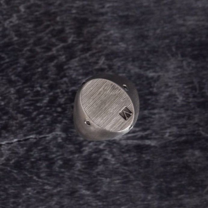 Oval signet ring