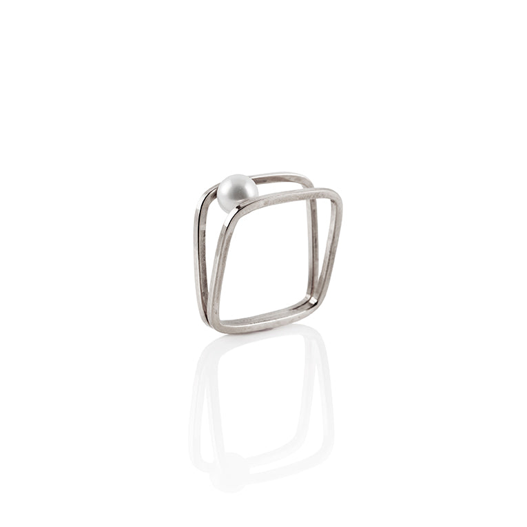 In between Pearl Ring