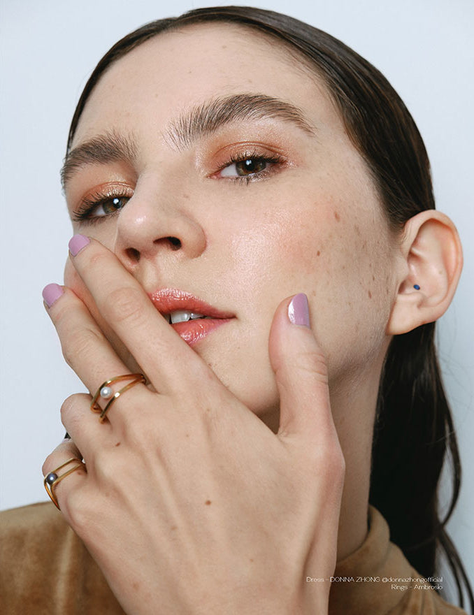 In Between Pearl Ring in Gold with Grey Pearl and Black Pearl handcrafted by Nicolas Ambrosio Jewelry